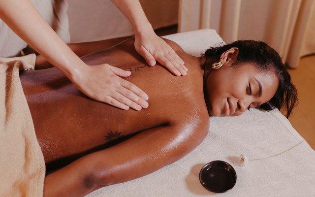Femme recevant un massage du dos